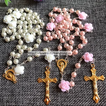 Stiklo perlų rožinio,immitation rožinio perlo karoliai su rožių gėlių jungtis aukso mergelės marijos medalis ir jėzaus kryžius