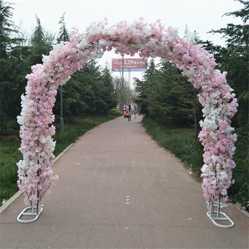 Naujų dirbtinių gėlių ir vyšnių žiedų su metalo vestuvių geležies arka stovi visiškai cherry blossom +arch lentyna 